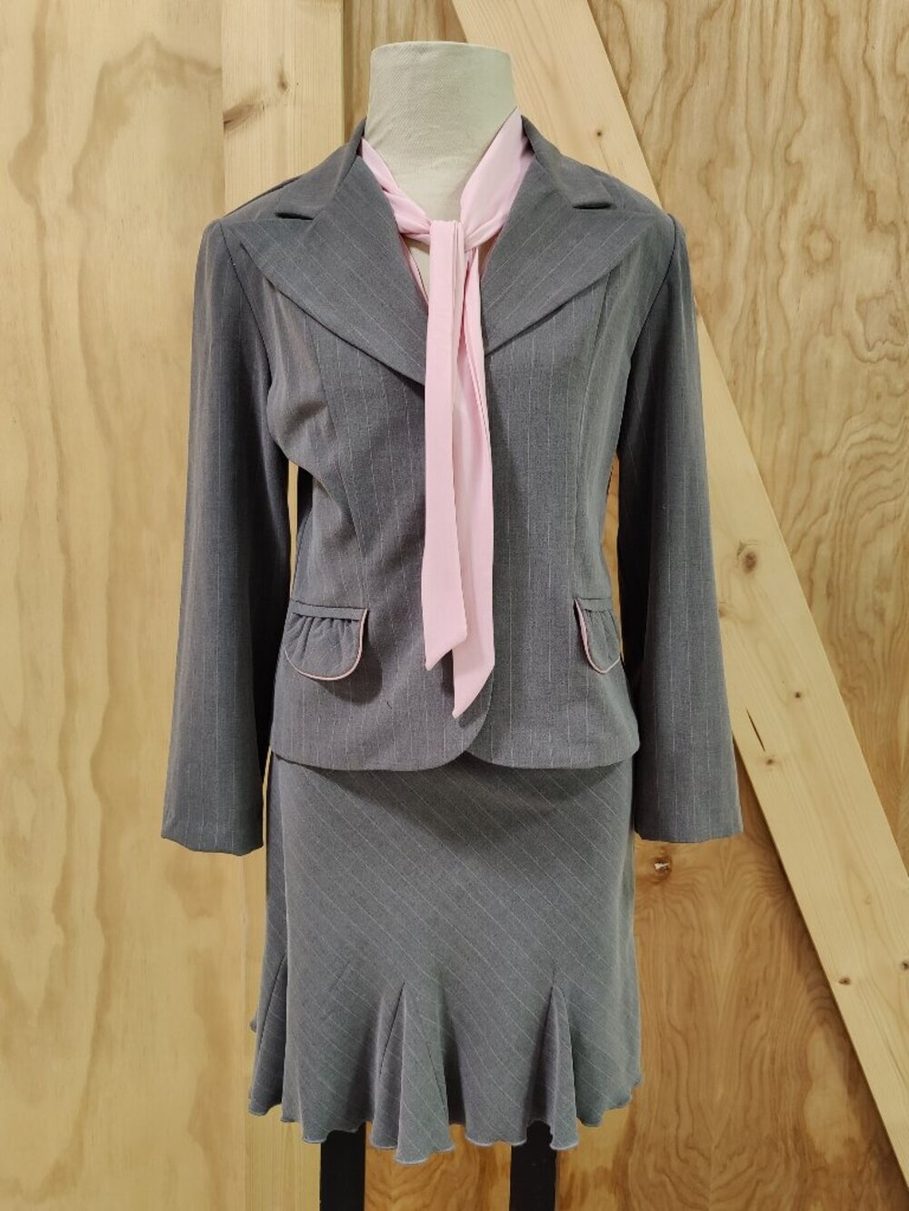 Worthington Three Piece Suit Gray Pink Pinstripe Size 9/10 Skirt, Jacket, Blouse